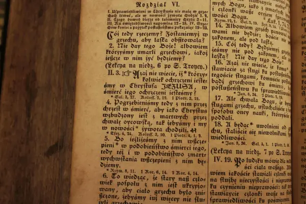 Stary tekst biblijny, rozdział VI. Werset 2 pyta: "Czyż tedy rzeczemy? Zostaniemyż w grzechu, aby łaska obfitowała? Nie day tego Boże! Albowiem wtedy czy w tedy, gdy umarliśmy grzechowi, jakoż jeszcze w nim żyć będziemy?