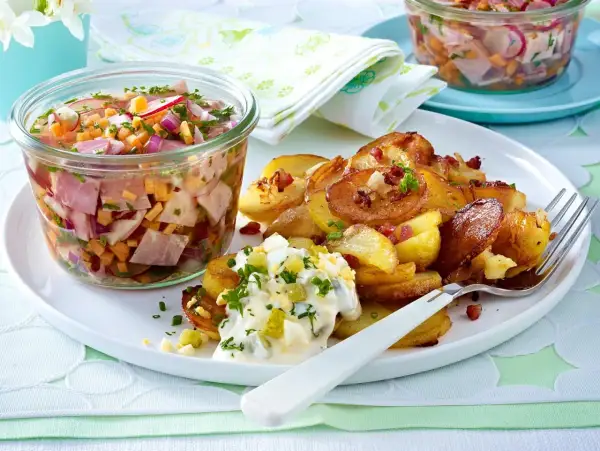 Bratkartoffeln mit Ei-Remoulade und ein Glas mit Schinken, Radieschen und Zwiebeln – das weckt Erinnerungen an vergessene Rezepte aus Omas Zeiten.