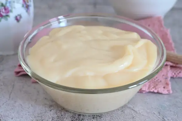 Una ciotola di cremosa crema pasticcera, perfetta per farcire dolci, preparata con il Bimby.