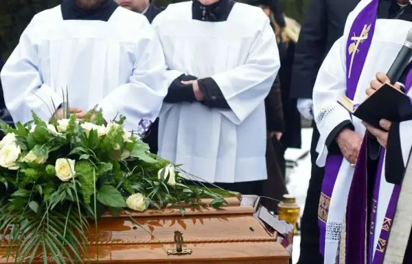 Ile daje się księdzu za pogrzeb? Zaskakujące fakty o opłatach