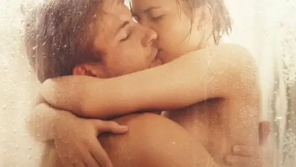 Ein Paar küsst sich innig unter der Dusche. Die Szene, die an "3sat verlangen - die begierden einer frau" erinnert, zeigt die Leidenschaft und Nähe zwischen den beiden.