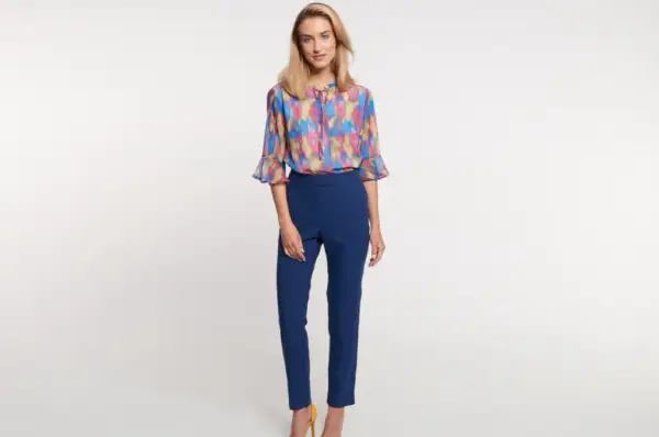 Jaką bluzkę do eleganckich spodni wybrać, by wyglądać stylowo?