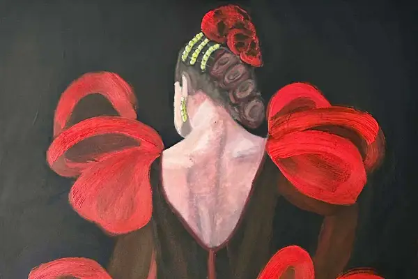 Una flamenca con un vestido rojo vibrante y un peinado elaborado, lista para bailar.
