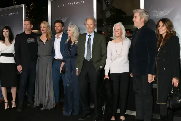Clint Eastwood och hans familj samlade vid en premiär. En stjärnspäckad kväll, som en scen från en westernfilm.