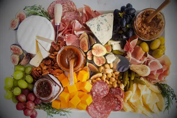 Planche apéro généreuse : brie, bleu, cheddar, charcuteries, fruits, noix, olives. Quel fromage pour planche apéro ? Un assortiment parfait pour tous les goûts !