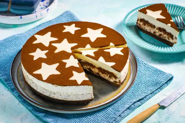 Cheesecake con decorazione a stelle e cacao, un dolce che ricorda la magia dei Pan di Stelle.