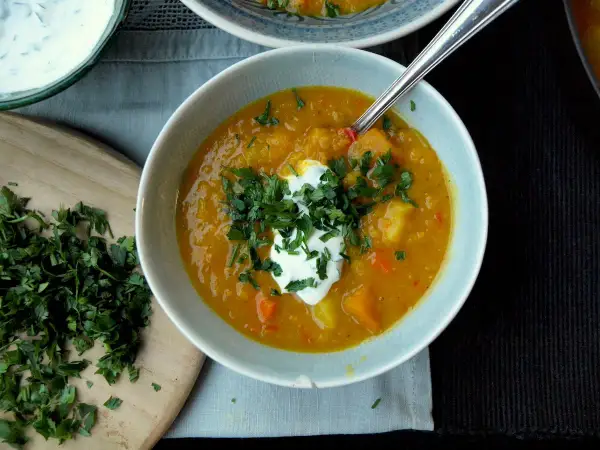 Herzhafte Linsensuppe mit einem Klecks Joghurt und frischer Petersilie, ein köstliches Gericht für kalte Tage.