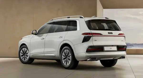 Białe Audi Q9 z eleganckimi światłami LED i chromowanymi detalami. Sprawdź aktualną audi q9 cena i zamów już dziś!