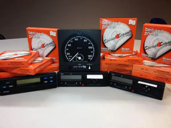 Ensemble de tachymètres de camion, boîtes de disques de tachygraphe et appareils de lecture.