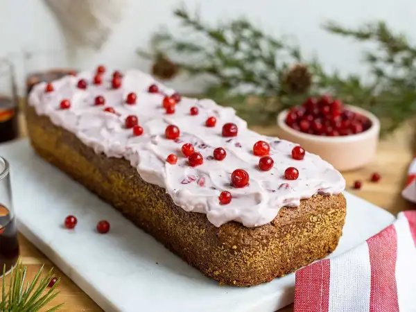 Mjuk pepparkaka med frosting och lingon, perfekt till jul.