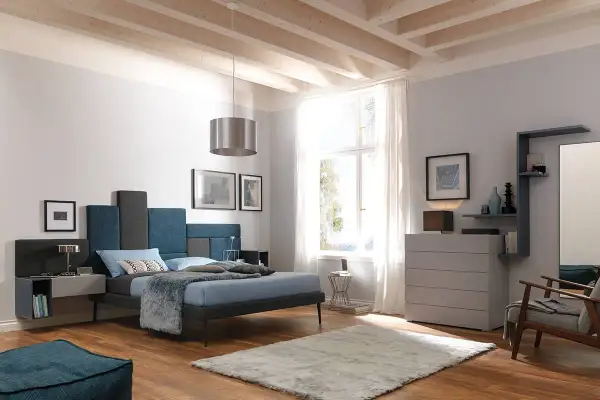 Moderna camera da letto con letto blu e grigio, testiera modulare, comodino sospeso e comò. Ottime camera ospiti idee.
