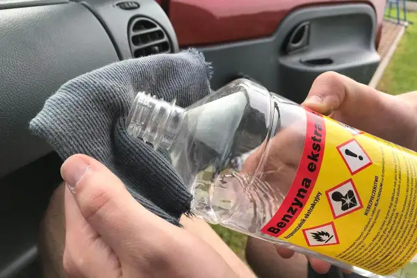 Benzyna ekstrakcyjna na szmatce pomoże Ci szybko i skutecznie zdrapać naklejkę z szyby samochodu.