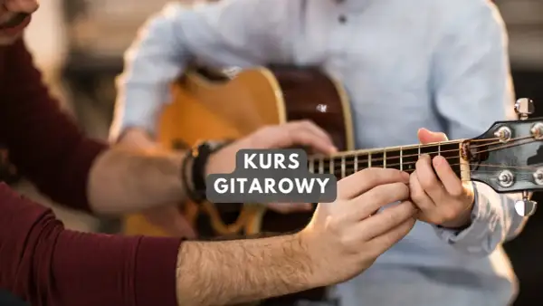 Nauczyciel pokazuje uczniowi, jak prawidłowo chwytać akordy na gitarze. "Mam te moc chwyty" - mówi uczeń, czując postęp.