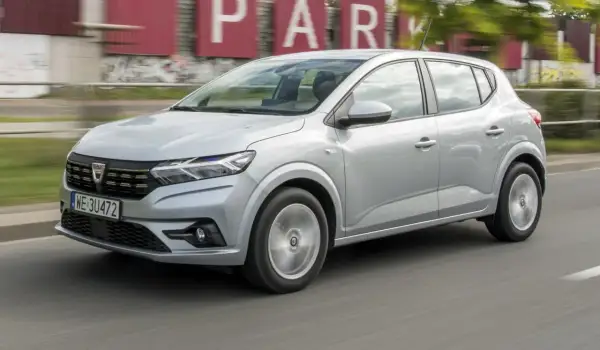 Srebrny Dacia Sandero w ruchu miejskim. Wiele osób chwali ten model za stosunek ceny do jakości, co potwierdzają liczne dacia sandero opinie.