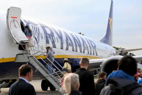 Ile trwa lot z Krakowa do Paryża? Poznaj sekrety podróży samolotem