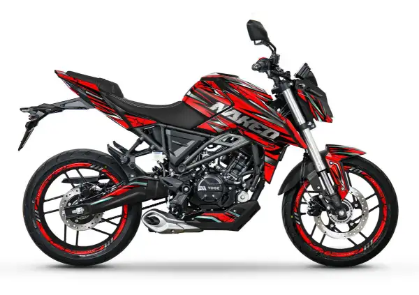Motocicleta Voge 125 naked, roja y negra, lista para la aventura. ¡El aceite KTM Duke 125 es perfecto para mantenerla en marcha!