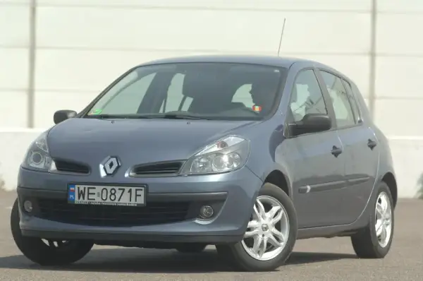 Szary Renault Clio 3, gotowy do wymiany żarówki z przodu.