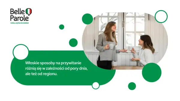 Dwie kobiety rozmawiają przy kawie. Uczą się włoskiego, by poznać "dobry wieczór po włosku" i inne zwroty.