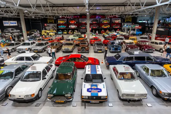 W muzeum samochodów PRL zgromadzono wiele klasyków, od maluchów po limuzyny.