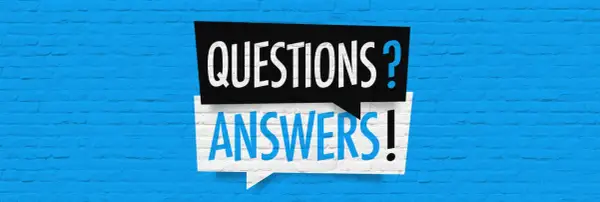 Dwie dymki nad niebieską ceglaną ścianą: czarna z białym napisem "QUESTIONS?" i biała z niebieskim napisem "ANSWERS!".