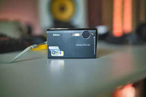 Nikon Coolpix S7c z matrycą CCD 7.1 MP i Wi-Fi. Aparat ma stabilizację obrazu VR i obiektyw Zoom Nikkor.