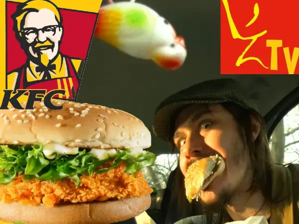 Mężczyzna w czapce z beretem je Zinger KFC. Obok logo KFC i zabawna rybka.
