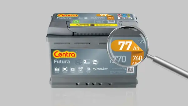 Akumulator Centra Futura z powiększoną etykietą pokazującą jego pojemność akumulatora: 77 Ah.