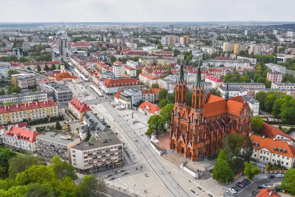 Widok z lotu ptaka na katedrę i rynek w Białymstoku. Idealne miejsce na weekendowy wypad.