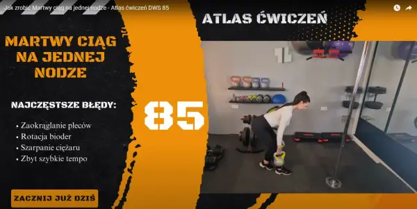 Kobieta wykonuje martwy ciąg na jednej nodze z kettlebell. Na ekranie widnieje napis "Martwy ciąg na jednej nodze" i lista błędów.