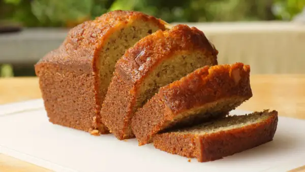 Saftig banankaka, perfekt för fikat. Ett enkelt banankaka recept som alla kan lyckas med.