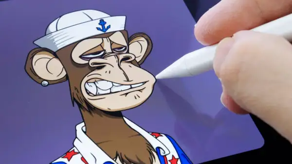 Ein digitaler Künstler bearbeitet einen **nft bored ape** mit einem Stift auf einem Tablet. Der Affe trägt eine Matrosenmütze und ein Hemd mit Sternen.