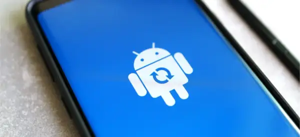 Ikona robota Android z symbolem odświeżania na niebieskim tle. To znak, że czekają Cię aktualizacje systemu Android.