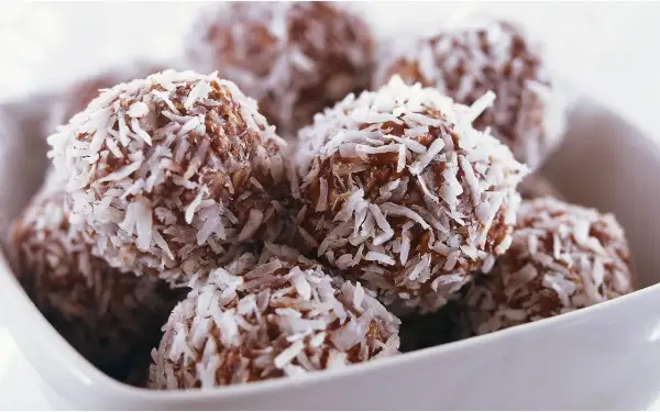 En skål med nyttiga chokladbollar, rullade i kokosflingor. Perfekta för fikat!