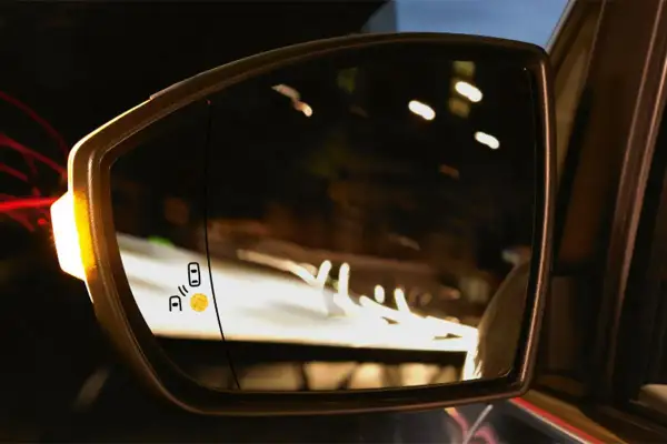 Retrovisor con alerta de punto ciego activada. ¡Siempre hay que mirar por los retrovisores para conducir seguro!