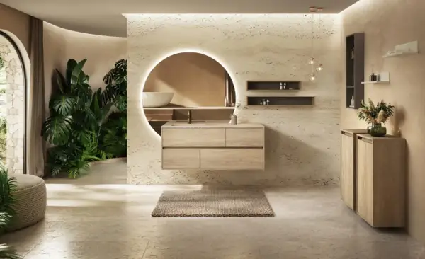 Salle de bain moderne avec plantes luxuriantes, meuble vasque en bois flottant et miroir rond lumineux. Idées pour comment décorer une salle de bain avec une touche naturelle.