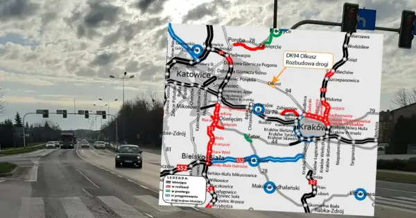 Mapa drogowa z zaznaczoną rozbudową DK94 Olkusz. W tle droga krajowa z samochodami i sygnalizacją świetlną.