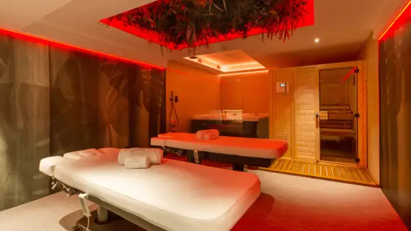 Relájate en este oasis de bienestar. Dos camillas de masaje, jacuzzi y sauna te esperan en el eden spa.