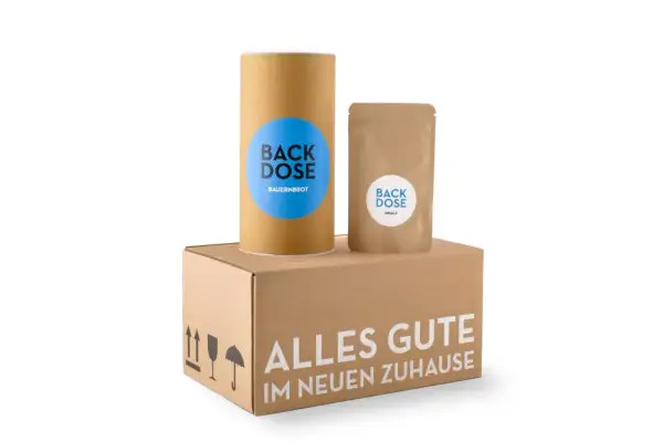 Ein Paket mit "Back Dose" Bauernbrot und Ursalz – perfekt, was man zum Richtfest mitnimmt, um das neue Zuhause zu feiern.
