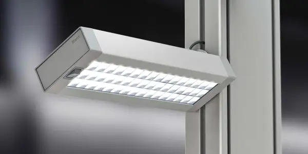 Nowoczesna lampa LED zapewnia optymalne natężenie oświetlenia na stanowisku pracy, poprawiając komfort i efektywność.