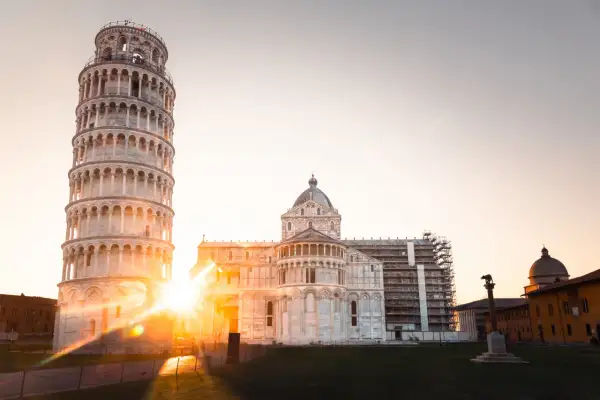 La Torre di Pisa, con il Duomo sullo sfondo, illuminata dal sole al tramonto. Un'emozione unica da vivere, un sogno da realizzare: visitare la Torre di Pisa.