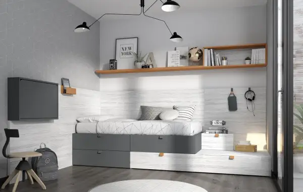 Habitación adolescente chico con cama, escritorio, estanterías y decoración moderna.