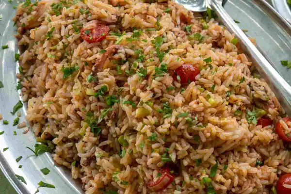 Un invitante insalata di riso di mare, ricca di pomodorini, erbe aromatiche e pezzi di pesce, pronta per essere gustata.