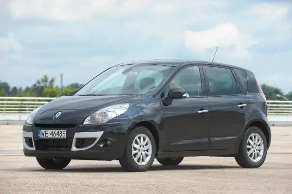 Czarny Renault Scenic 3, gotowy do wymiany żarówki H7.