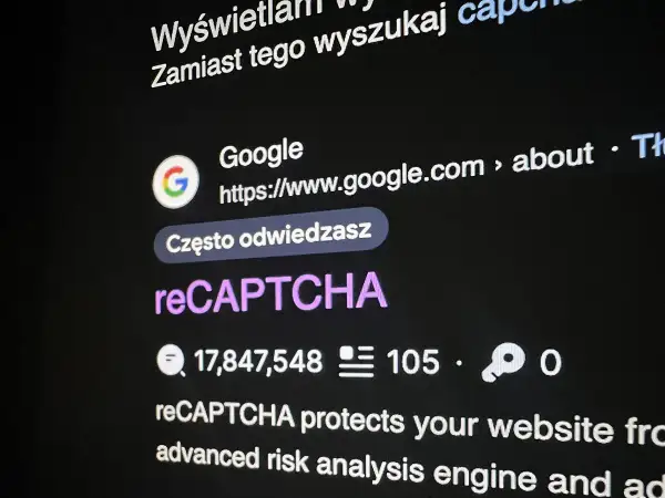 Szukasz informacji: recaptcha co to? Widzisz wyniki wyszukiwania Google, w tym link do strony o reCAPTCHA, która chroni strony przed botami.