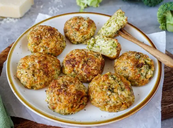 Käse-Brokkoli-Bällchen, perfekt für gesunde Airfryer Rezepte. Außen knusprig, innen saftig.