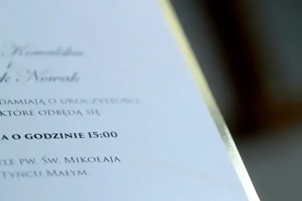 Eleganckie zawiadomienie o ślubie w stylu savoir vivre. Zaproszenie informuje o uroczystości, która odbędzie się o godzinie 15:00 w kościele pw. Św. Mikołaja w Tyncu Małym.