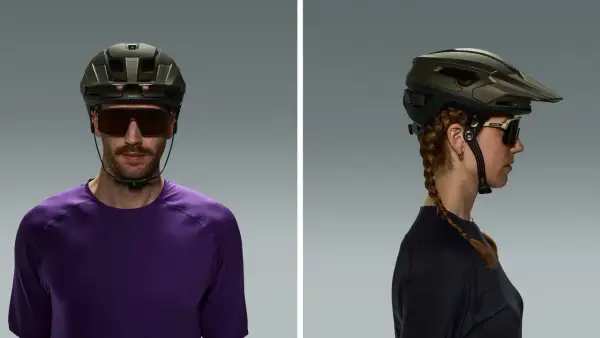 Unterschied Fahrradhelm, Skaterhelm: Mann und Frau tragen unterschiedliche Helme, beide mit Sonnenbrille.