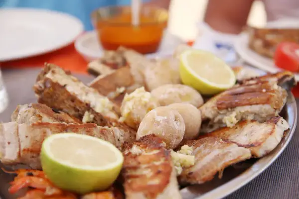 En stor tallrik med grillad fisk, potatis och citronklyftor. En härlig måltid som påminner om en marknad på Gran Canaria.