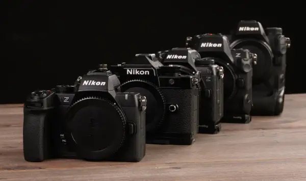Una fila di fotocamere Nikon Z, dalla più piccola alla più grande, con la Nikon Z90 in primo piano.