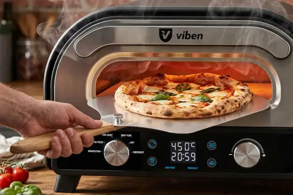 Jak przełożyć pizzę na kamień bez łopatki? Użyj metalowej łopatki z drewnianą rączką, by łatwo wyjąć gorącą pizzę z pieca Viben.